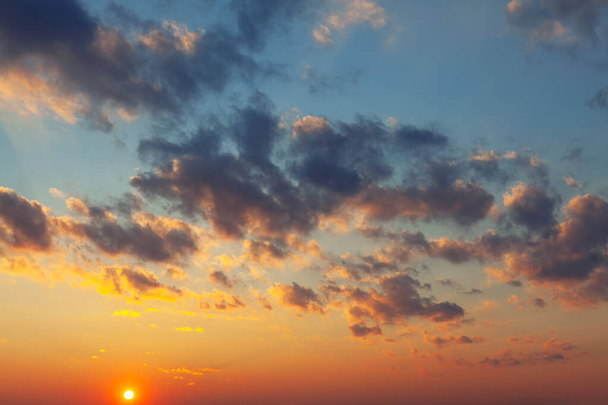 Zachód słońca na czerwonym niebie. Spektakularne wieczorne niebo z chmurami - Zdjęcie, obraz