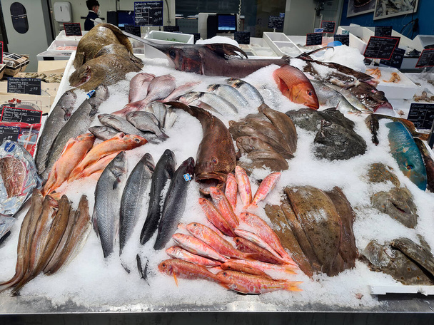 オーストリアの新鮮な魚を積んだ市場での販売カウンター - 写真・画像