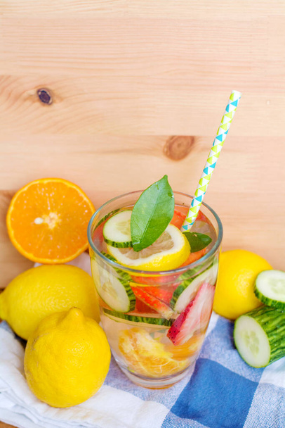 Infused Water with Fresh Organic Lemon, Cucumber, Strawberry and Tangerines - Valokuva, kuva