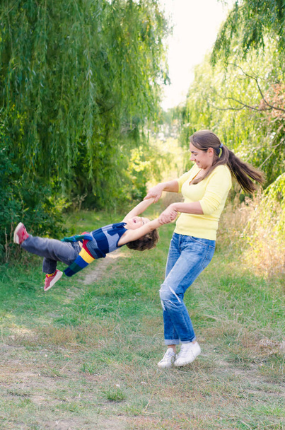 šťastný matka a dítě hrát venku - Fotografie, Obrázek