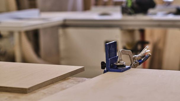herramientas de carpintería fondo. vieja carpintería no hay gente industrial. mesa de carpinteros con detalles de muebles - Foto, imagen