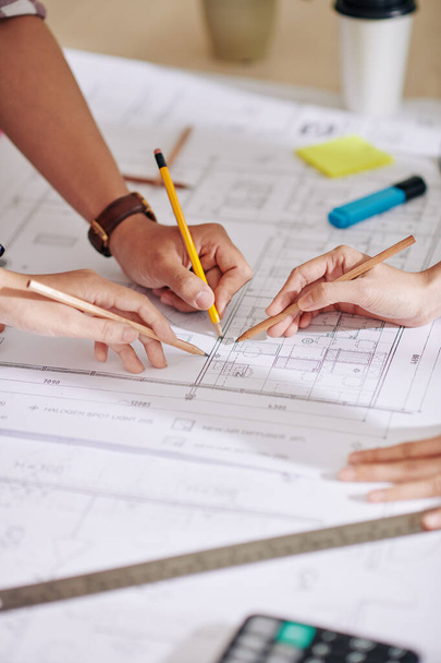 Руки строителей обсуждают детали плана строительства на совещании - Фото, изображение