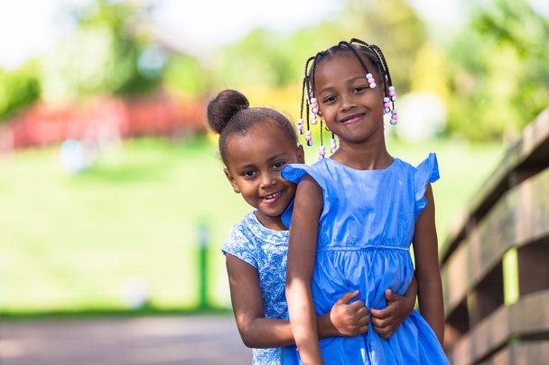 Retrato ao ar livre de um bonito jovens irmãs negras - pessoas africanas
 - Foto, Imagem
