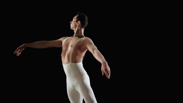 Άντρας χορευτής μπαλέτου κοιτάζοντας την κάμερα - Πλάνα, βίντεο