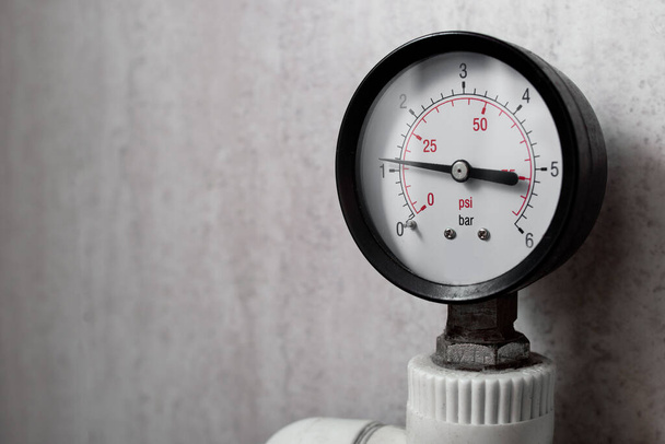 家庭用暖房システムの流量計、水圧計. - 写真・画像