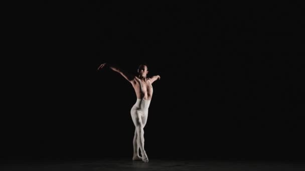 Un danseur de ballet masculin exécute des éléments de danse de ballet - Séquence, vidéo