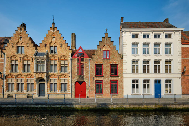 Bruggen kanava ja vanhat talot. Brugge, Belgia - Valokuva, kuva