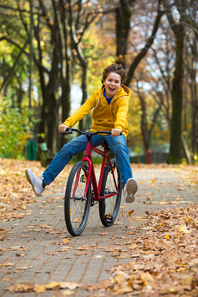 Teenage boy and bike - Фото, зображення