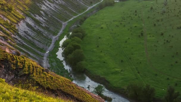 bir vadide bir nehir ile pitoresk günbatımı - Video, Çekim