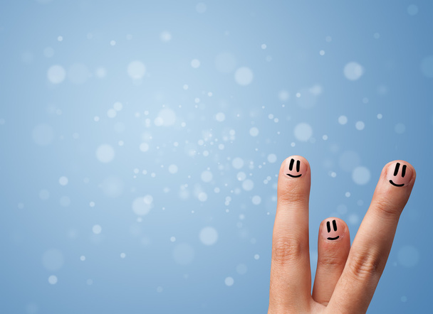 Ευτυχισμένο χαμόγελο δάχτυλο με άδειο μπλε φόντο bokeh - Φωτογραφία, εικόνα