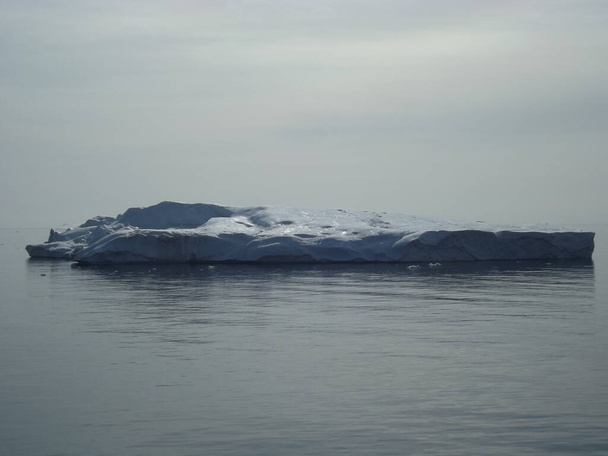 osa kanga vuonon jään ja diskopaikan välistä jääestettä ilulissatin lähellä Grönlannissa - Valokuva, kuva