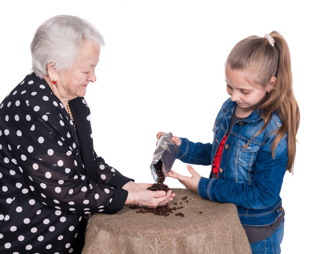 Großmutter und Enkelin prüfen die Qualität der Kaffeebohne - Foto, Bild