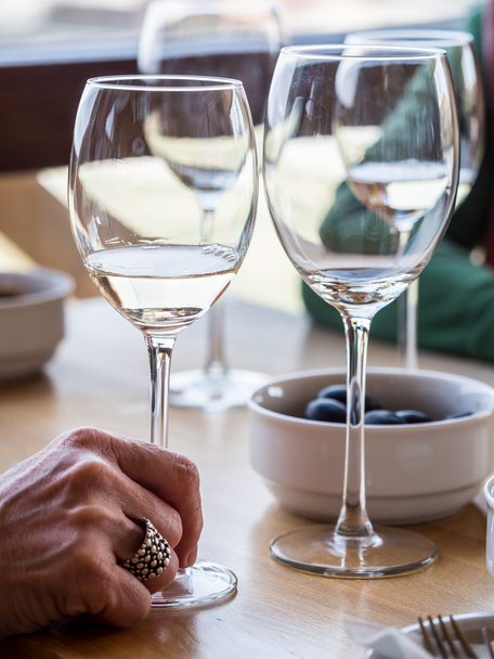 Rkatsiteli - vin blanc sec style européen servi lors de la dégustation de vin
 - Photo, image