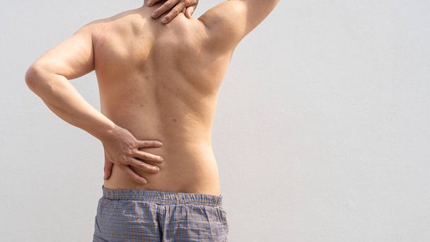 Ein Mann mit Rückenschmerzen mit Rückenblick - Foto, Bild