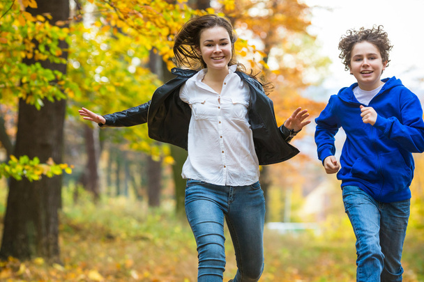 Girl and boy running outdoor - Zdjęcie, obraz