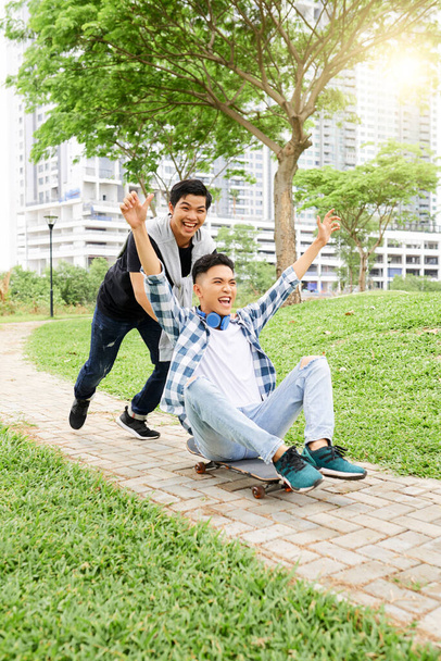 Dva kluci spolu bruslí na skateboardu v parku - Fotografie, Obrázek
