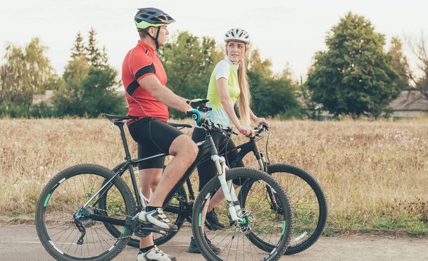 coppia andare in bicicletta in estate allo stadio - Foto, immagini