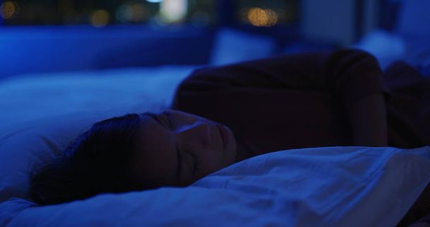 Mujer dormir en la cama por la noche - Foto, Imagen