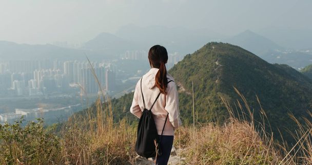 Žena jít na túru a stát na vrcholu hory - Fotografie, Obrázek
