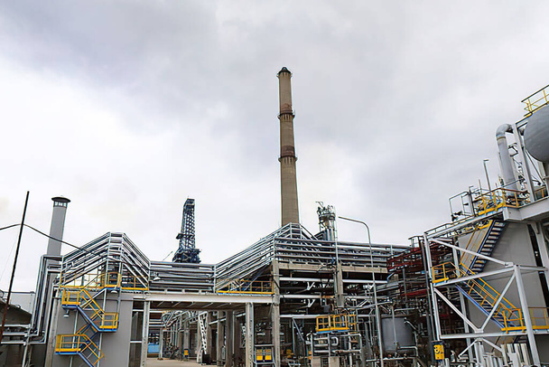 Βιομηχανική ζώνη, εξοπλισμός διύλισης πετρελαίου, βιομηχανικοί αγωγοί ενός εργοστασίου πετρελαίου και φυσικού αερίου - Φωτογραφία, εικόνα