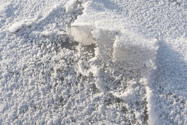 neve sdraiata sul ghiaccio. superficie ghiacciata - Foto, immagini