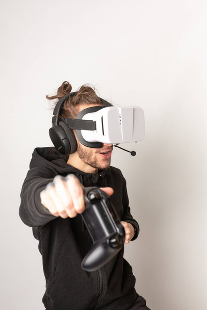 Um homem desconhecido usando um fone de ouvido VR e experimentando a realidade virtual. VR, realidade virtual, jogos, conceito de e-sports - Foto, Imagem