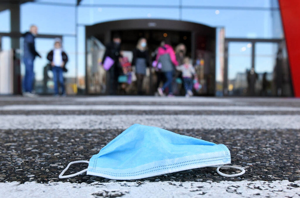 Corona crisis - afsluiting - FFP2 masker voor de ingang van een winkelcentrum in Oostenrijk, Europa - Foto, afbeelding
