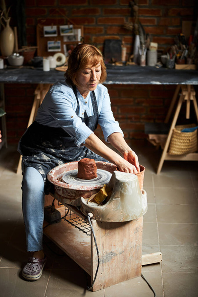 Encantadora artesana está haciendo cerámica en el taller - Foto, Imagen