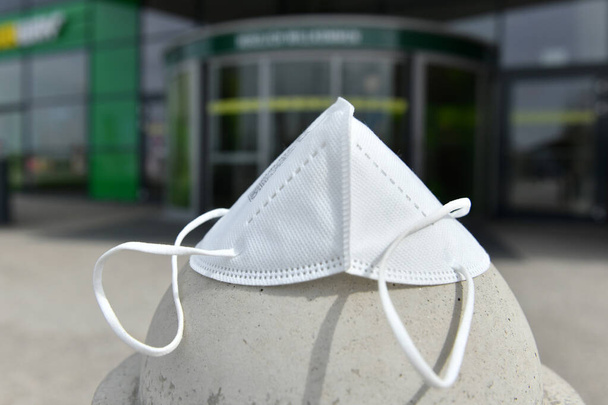 Corona crisis - bloqueo - FFP2 máscara en frente de la entrada de un centro comercial en Wels, Austria, Europa - Foto, Imagen