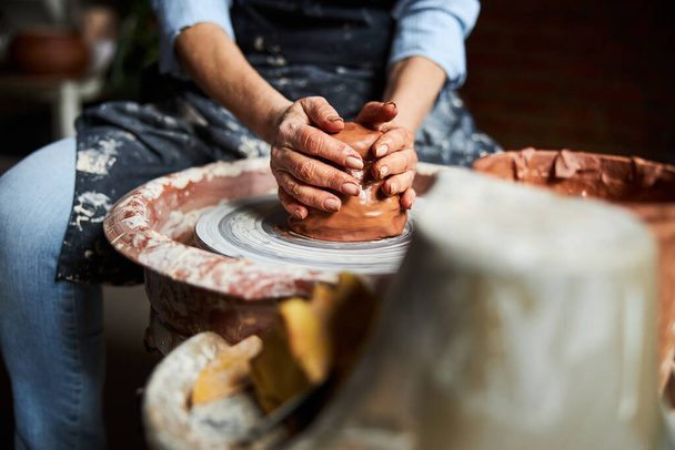 工房で陶芸をする女性陶芸家の手 - 写真・画像