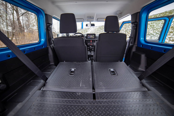 コンパクトSUVのインテリアに大きな空の車のトランク.平らな床に折り畳まれたオフロードSUV車の後部座席. - 写真・画像