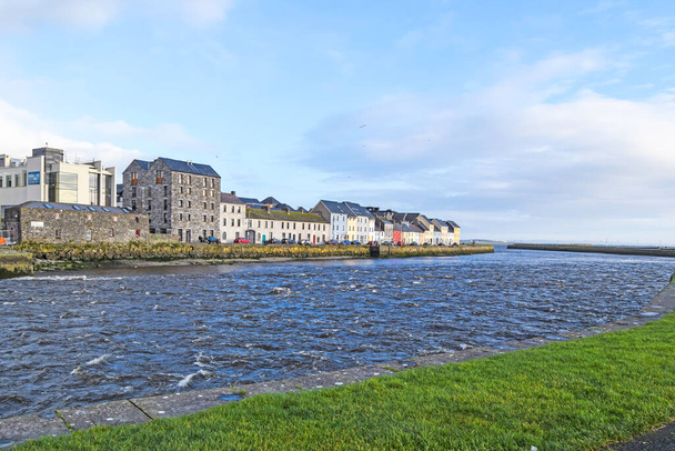 Річка Коррі, що протікає перед типовими кольоровими будинками Ґалвея (Ірландія). - Фото, зображення
