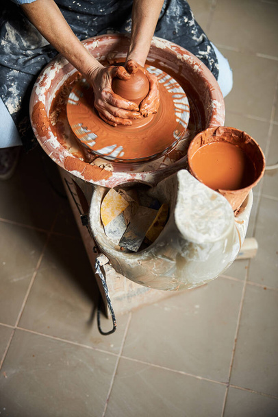 Mãos de mulher sênior fazendo panela de barro na oficina de cerâmica - Foto, Imagem