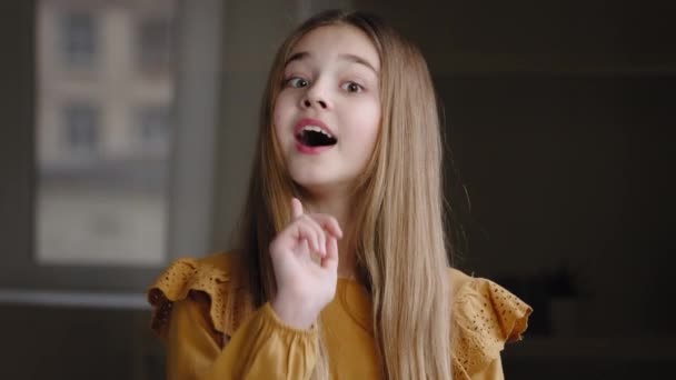 Muotokuva pieni tyttö valkoihoinen lapsi lapsi lapsi koulutyttö teini oppilas oppilas seisoo eristyksissä kotona koulussa sisätiloissa heiluttaen nyökkäys pää yhteisymmärryksessä tekee sormi ele tuen hyväksymistä - Materiaali, video