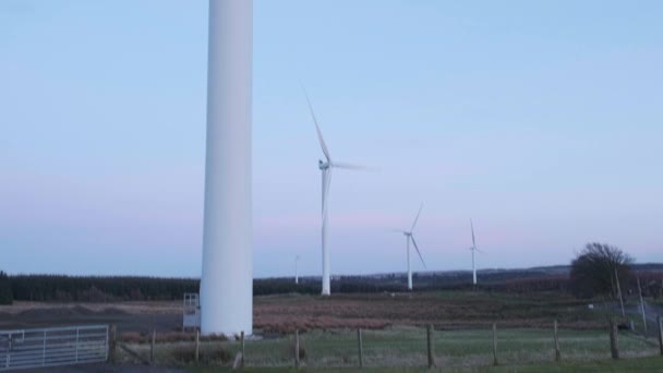 Windturbines van een elektriciteitscentrale op het platteland met weg- en omheining - Video