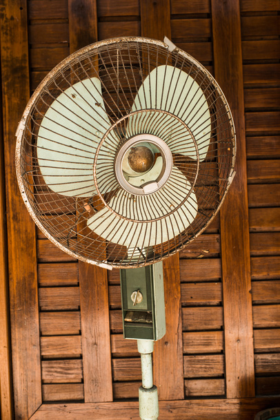 Dirty Vintage fan against wooden wall - Φωτογραφία, εικόνα
