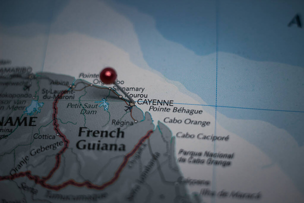 Cayenne, hlavní město Francouzské Guyany připíchnuté na mapě - Fotografie, Obrázek