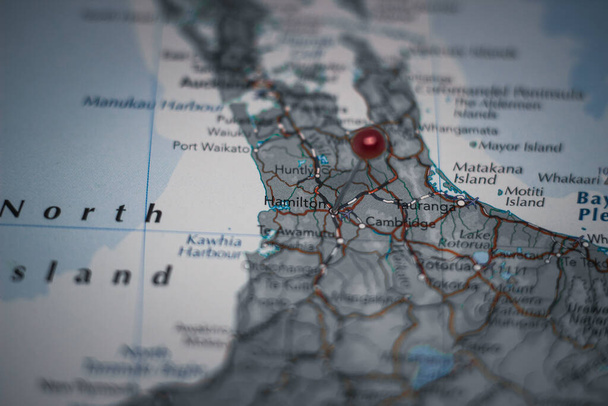 Гамільтон, місто в Новій Зеландії, прикріплене до географічної карти. - Фото, зображення