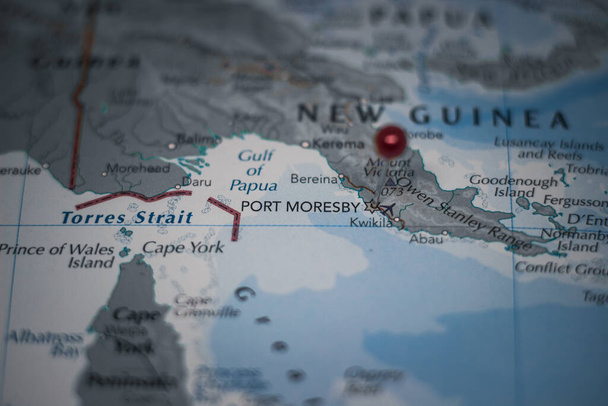 Порт-Морсби, столица и крупнейший город Папуа-Новая Гвинея, закрепленный на географической карте - Фото, изображение
