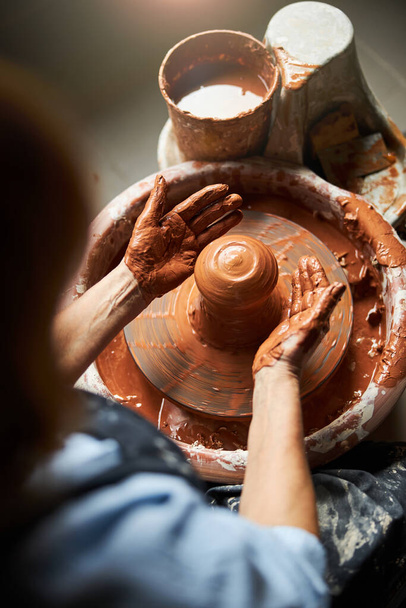 Mani di donna anziana che fanno terracotta in laboratorio di ceramica - Foto, immagini