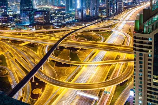 vista aérea abstracta del tráfico en la carretera Sheikh Zayed - Foto, Imagen