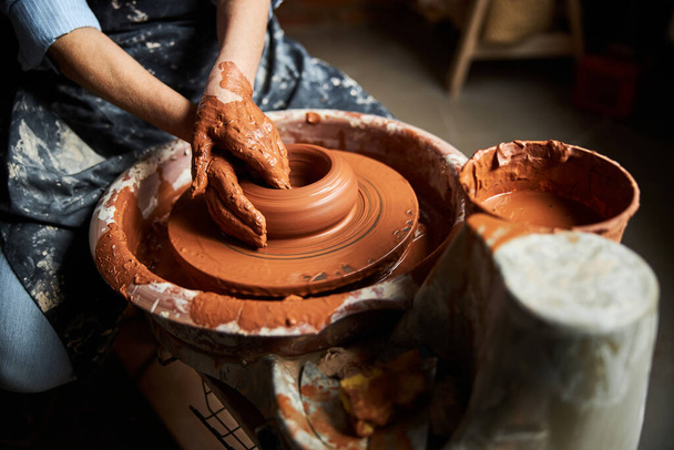 Mujer mayor haciendo olla de arcilla en la rueda de cerámica - Foto, Imagen