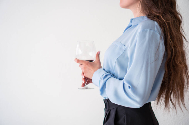 Büromädchen in blauem Hemd und Perlenkette mit Glas Wein - Foto, Bild