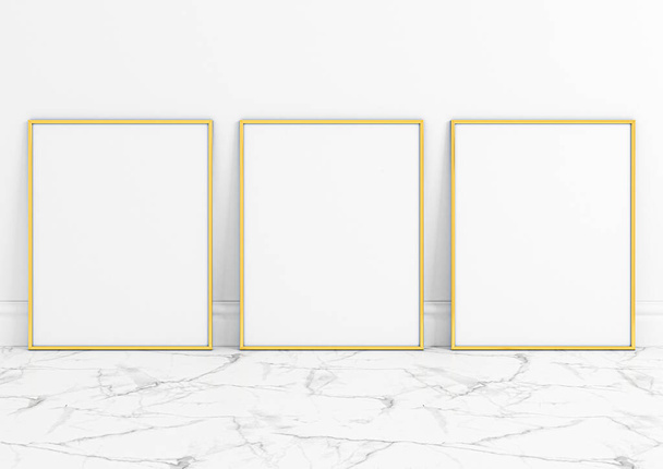 Triple 8x10 Vertical Gold Frame maqueta en suelo de mármol y pared blanca. Tres carteles vacíos marco maqueta en el suelo de mármol y fondo blanco. Renderizado 3D - Foto, Imagen