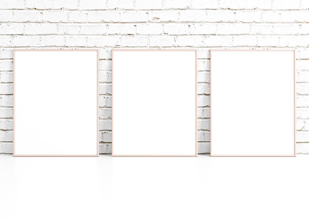 Üçlü 8x10 dikey pembe çerçeve modeli beyaz zemin ve beyaz tuğla duvar. Beyaz zeminde üç boş poster modeli ve beyaz tuğla arka plan. 3B Hazırlama - Fotoğraf, Görsel