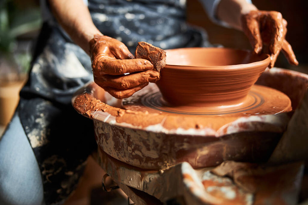 Mani artigianali che fanno pentola di argilla in laboratorio di ceramica - Foto, immagini