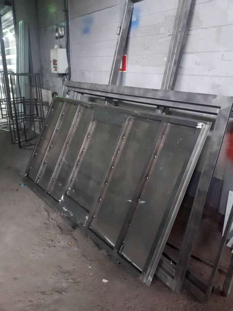 Hojas de metal y piezas de chapas de acero galvanizado en un taller en una planta de mecanizado. - Foto, Imagen