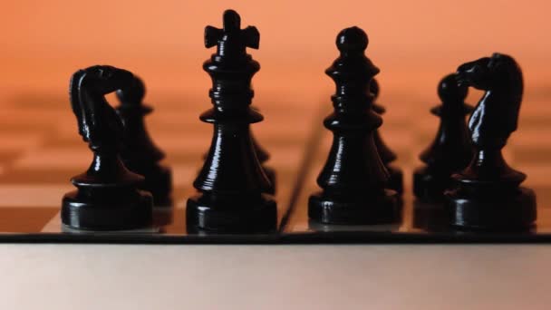 Λευκός παίκτης νικάει τη μαύρη φιγούρα του βασιλιά στο σκάκι. Extreme macro επιλεκτική εστίαση κοντινό πλάνο του παιχνιδιού σκακιού - Πλάνα, βίντεο