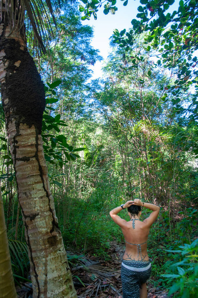 Na Floresta das Seychelles uma jovem turista caminhando pela densa vegetação - Foto, Imagem
