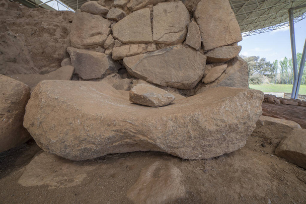 Cancho Roano curvou pedra moinho no Sítio Arqueológico. Melhor sítio Tartessiano preservado. Zalamea de la Serena, Extremadura, Espanha - Foto, Imagem